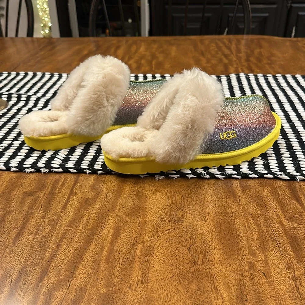 UGG GIRLS SIZE 6 RAINBOW COZY II GLITTER SLIP-ON SLIPPERS (TAYLOR SWIFT VIDES)